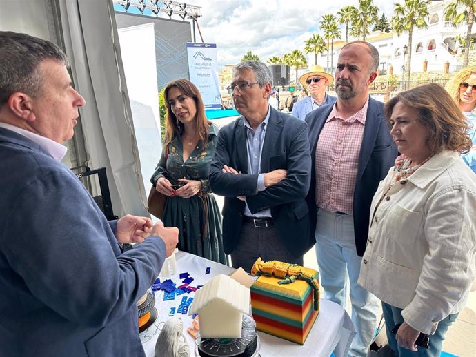 La Plaza de las Palmeras de Canillas de Aceituno (Málaga) se ha convertido por un día en el escaparate de las iniciativas tecnológicas más punteras e innovadoras, poniendo el foco en frenar la despoblación
