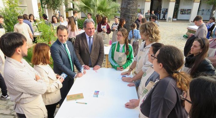 Los delegados de Desarrollo Educativo y Formación Profesional y de Empleo, Empresa y Trabajo Autónomo, Carlos Soriano y Juan Carlos Duarte, este miércoles en los talleres en vivo sobre escultura y modelaje de la Escuela de Arte 'León Ortega' de Huelva.