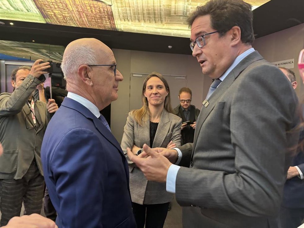 El ministro de Transición Digital y Función Pública, Óscar López, saluda al expolítico de UDC Josep Duran i Lleida en el XII Foro Rural Somos Litera.