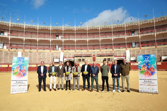 Autoridades en la presentación de la Euro Beach Soccer League en El Puerto