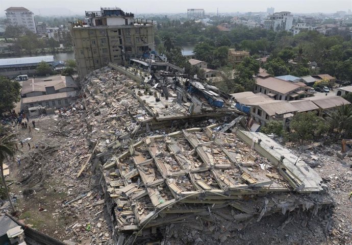 Imagen de archivo de un edificio derrumbado en la región de Mandalay, en Birmania, tras el terremoto. 