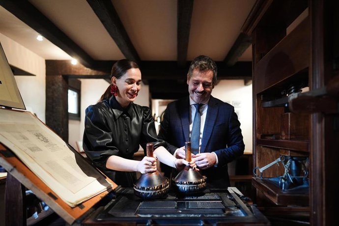 La vicepresidenta de la Sociedad Cervantina, Celia Freijeiro, y el consejero de Cultura, Turismo y Deporte, Mariano de Paco Serrano, en una visita al edificio donde se imprimió la primera edición de El Quijote, el 2 de abril de 2025.