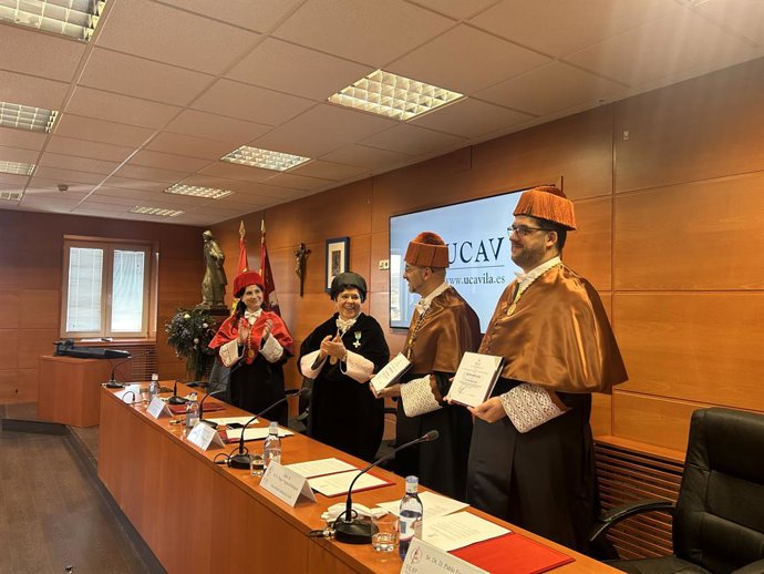 Los dos profesores reconocidos por la UNID junto a la rectora de la UCAV.
