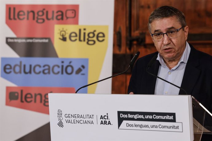 Archivo - Arxiu - El conseller d'Educació, Cultura, Universitats i Ocupació de la Generalitat Valenciana, José Antonio Rovira, intervé durant la presentació de la campanya sobre l'elecció de la llengua base en els centres 