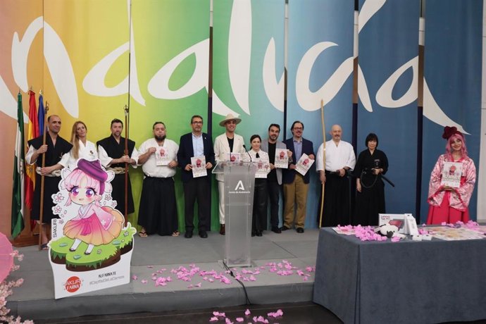 El delegado territorial de Turismo, Cultura y Deporte, Carlos García Giménez, y el alcalde de Alfarnate (Málaga), Juan Jesús Gallardo, durante la pesentaicón de Sakura