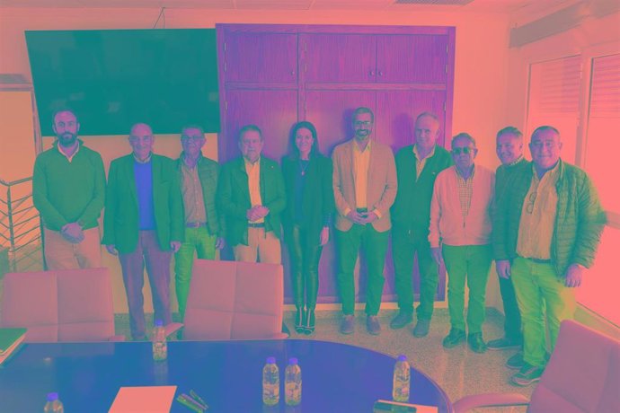 El secretario general del PSOE de la Región de Murcia, Francisco Lucas, con representantes de la comunidad general de regantes de la planta desaladora Águilas/Guadalentín