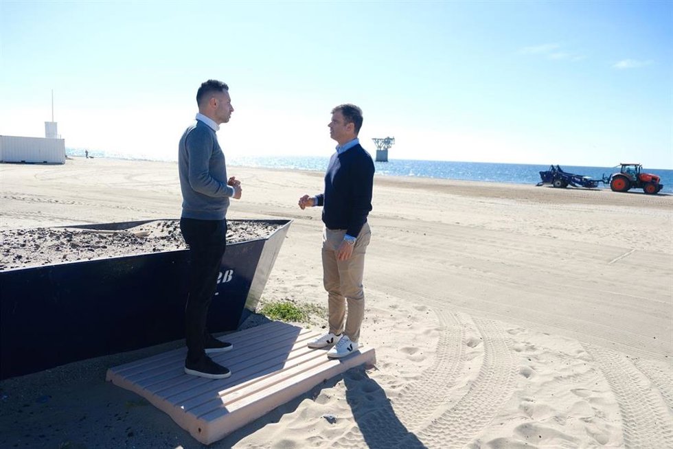 El concejal de Marbella Diego López informa sobre playas