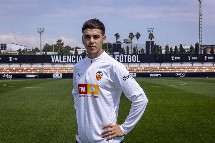 El centrocampista argentino del Valencia CF Enzo Barrenechea.