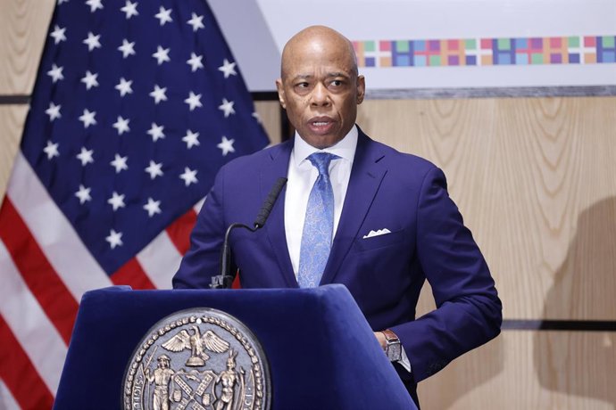 14 de março de 2025, Ny, EUA: NOVA YORK, NOVA YORK - 14 de março de 2025: O prefeito da cidade de Nova York, Eric Adams, o ex-prefeito Bill de Blasio, juntamente com dignitários políticos e médicos, reuniram-se no Elmhurst Hospital Center para comemorar o