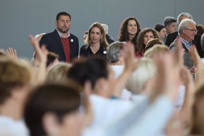 Almudena Martínez en la Feria del Mayor observando a un grupo haciendo ejercicios.
