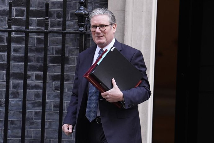 02 de abril de 2025, Reino Unido, Londres: O primeiro-ministro britânico Keir Starmer sai da 10 Downing Street para as perguntas do primeiro-ministro nas Casas do Parlamento. Foto: Jordan Pettitt/PA Wire/dpa