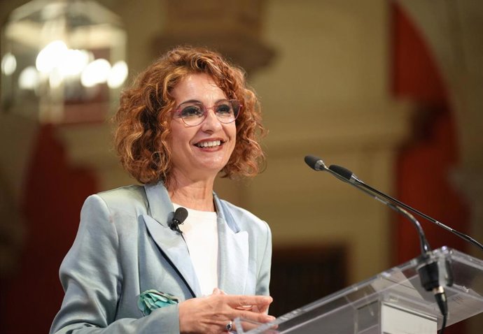 La vicepresidenta primera del Gobierno y ministra de Hacienda, María Jesús Montero, interviene durante el desayuno informativo de El Correo de Andalucía. A 02 de abril de 2025, en Sevilla (Andalucía, España)