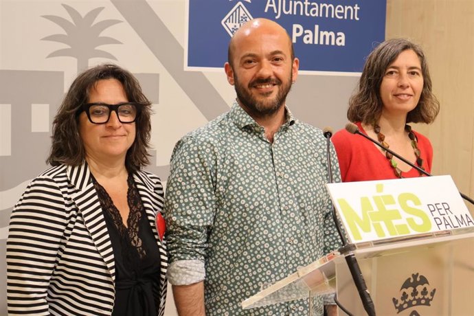 Archivo - Los regidores del grupo municipal de MÉS per Mallorca, Kika Coll, Miquel Àngel Contreras y Neus Truyol.