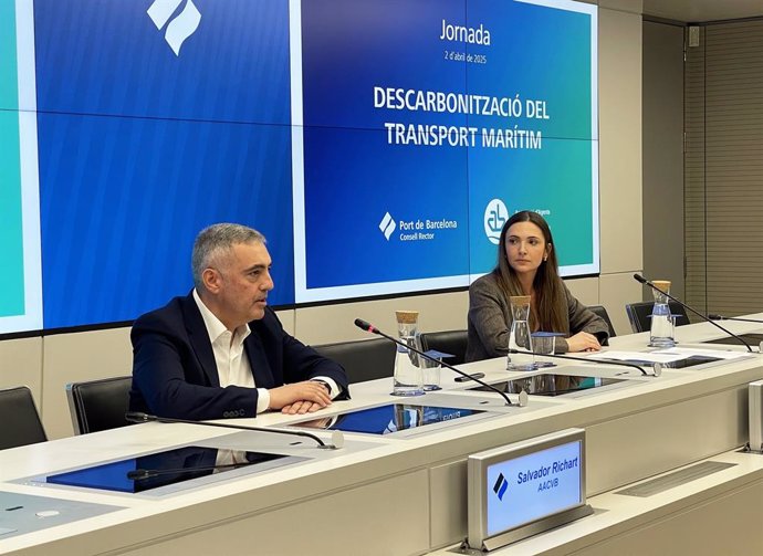 El president de l'Associació d'Agents Consignataris de Vaixells de Barcelona, Salvador Richart, i la directora de relacions institucionals del Port de Barcelona, Ingrid Boqué