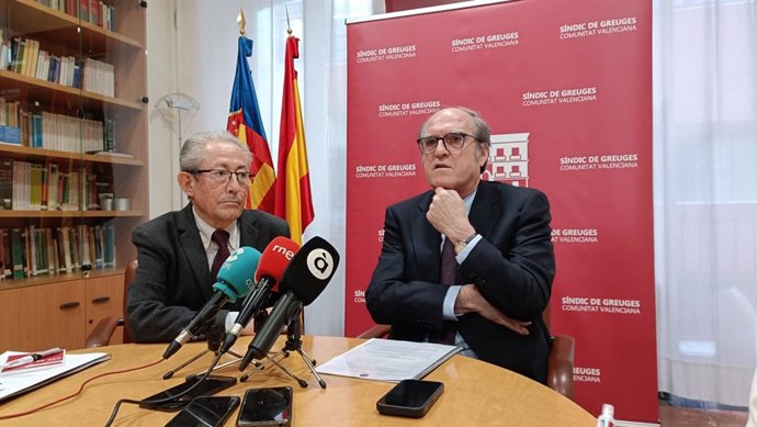 El Síndic de Greuges de la Comunitat Valenciana, Ángel Luna (e), i el Defensor del Poble, Ángel Gabilondo (d), atenen als mitjans de comunicació en la seu del Síndic de Greuges de la Comunitat Valenciana, a Alacant, el 2 d'abril del 2025.