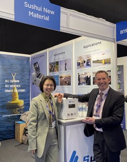 Dr. Sophie Zhai and Jason Hill with a DMFC