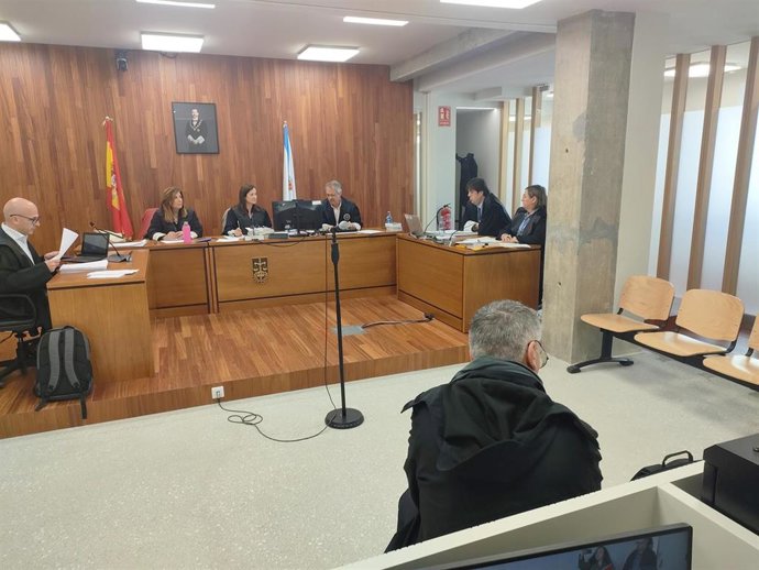 Juicio a un entrenador de fútbol femenino acusado de supuestos abusos sexuales a una jugadora menor de edad.