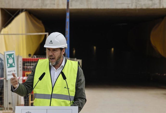 El ministre de Transports i Mobilitat Sostenible, Óscar Puente, intervé durant la seua visita a les obres del Canal ferroviari d'Accés a València, a 2 d'abril del 2025