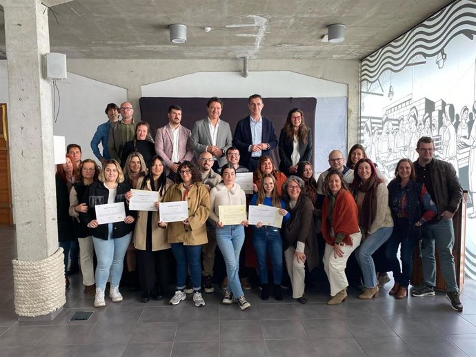 El delegado territorial de Empleo, Empresa y Trabajo Autónomo de la Junta de Andalucía en Cádiz, Daniel Sánchez, en la entrega de diplomas del programa de Formación y Empleo en Conil y Barbate.