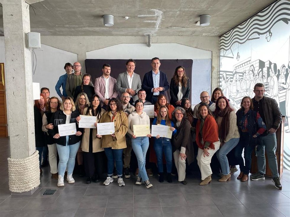 El delegado territorial de Empleo, Empresa y Trabajo Autónomo de la Junta de Andalucía en Cádiz, Daniel Sánchez, en la entrega de diplomas del programa de Formación y Empleo en Conil y Barbate.