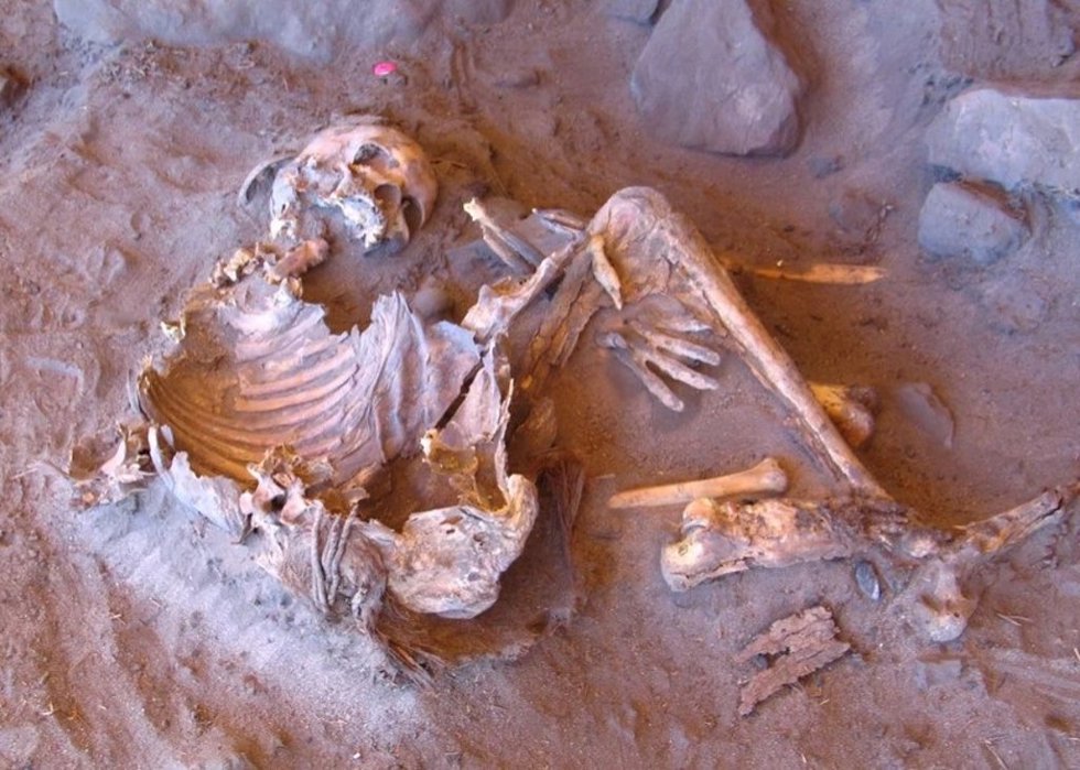 Momia natural de 7.000 años de antigüedad encontrada en el refugio rocoso de Takarkori (Individuo H1) en el sur de Libia.