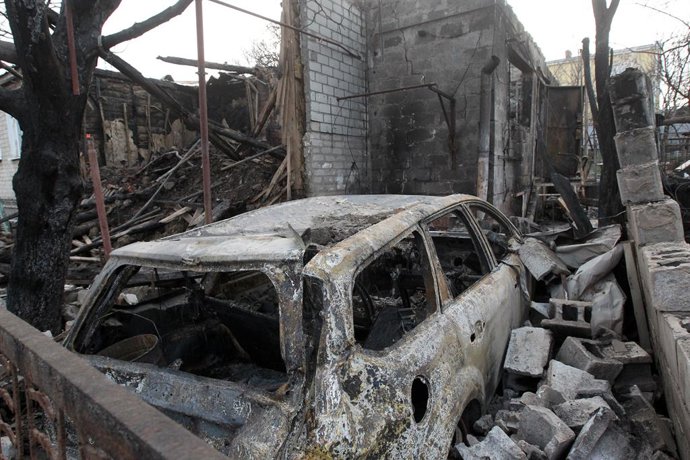 29 de março de 2025, Dnipro, Ucrânia: Um carro amassado permanece do lado de fora de uma casa destruída pelo ataque de drones russos em 28 de março em uma área residencial em Dnipro, Ucrânia, em 29 de março de 2025.