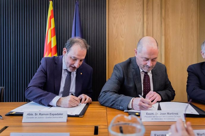 El conseller de Justicia de la Generalitat, Ramon Espadaler, y el presidente del Consell de l'Advocacia Catalana, Joan Martínez, firman dos nuevos convenios de colaboración