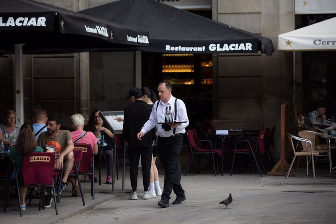 Archivo - Un cambrer a la plaça Reial de Barcelona