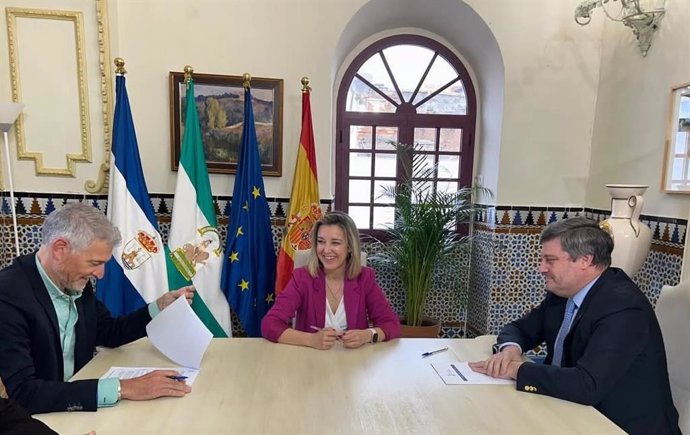 La alcaldesa con responsables de la Hermandad de Jesús en la firma del convenio con la corporación del Viernes Santo.