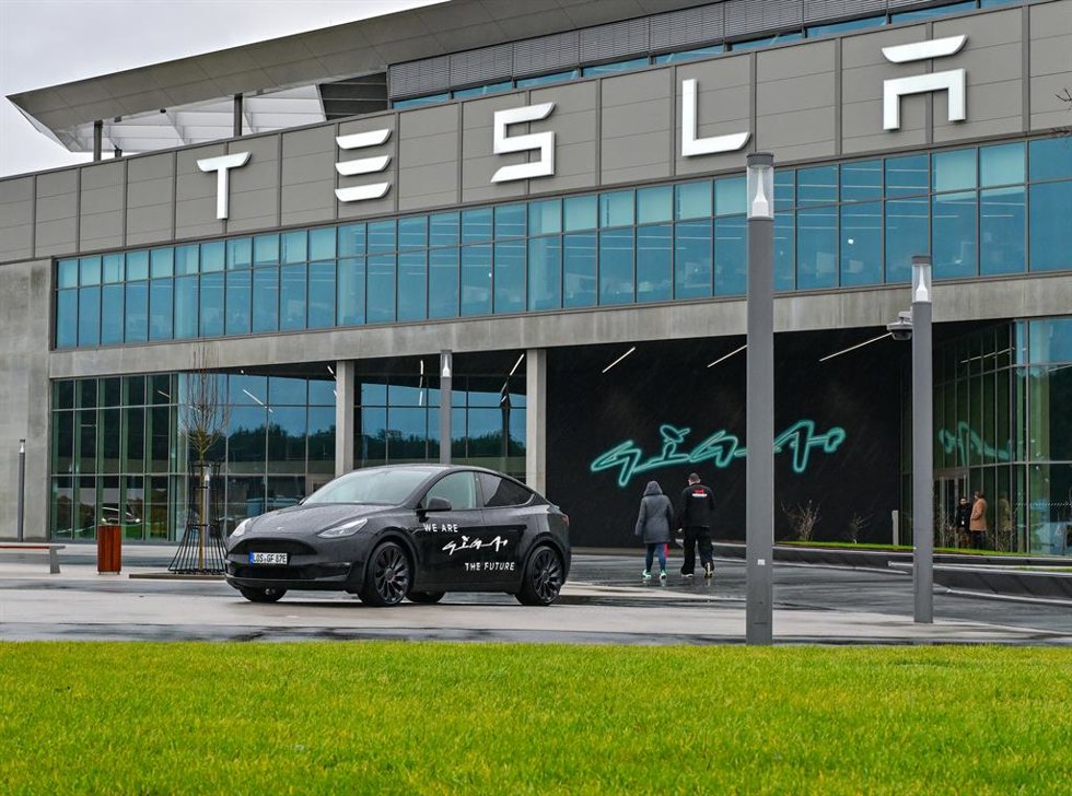Archivo - Tesla cae un 13% en el primer trimestre, su nivel más bajo desde 2022 con 336.681 unidades vendidas.