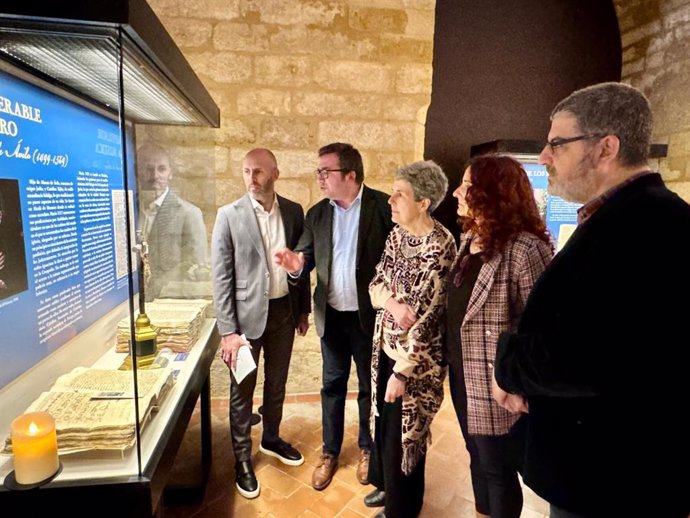 Lucena (izda.) en la inauguración de la muestra en el Archivo Histórico Provincial.