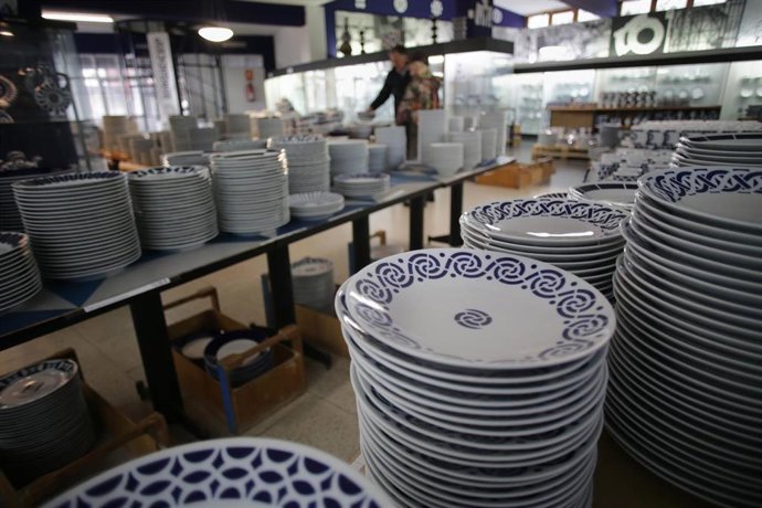 Archivo - Fuentes y platos en azul y blanco expuestas durante la primera jornada de estas rebajas, en el entorno de la Planta Circular de Sargadelos y en la entrada a la galería, a 23 de febrero de 2023, en Cervo, Lugo, Galicia, (España). La fábrica de ce