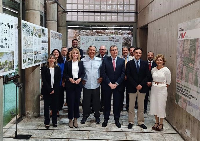 Imagen de la entrega de premios del concurso para el diseño de la Plaza Central.
