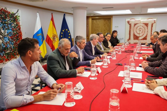 El presidente de Canarias, Fernando Clavijo, en una reunión con representantes de La Restinga (El Hierro)
