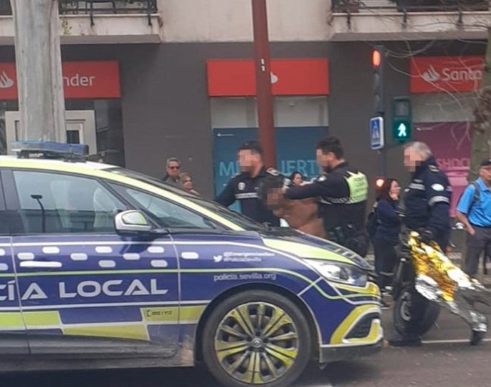 Imagen del momento en el que los agentes aprehenden al individuo