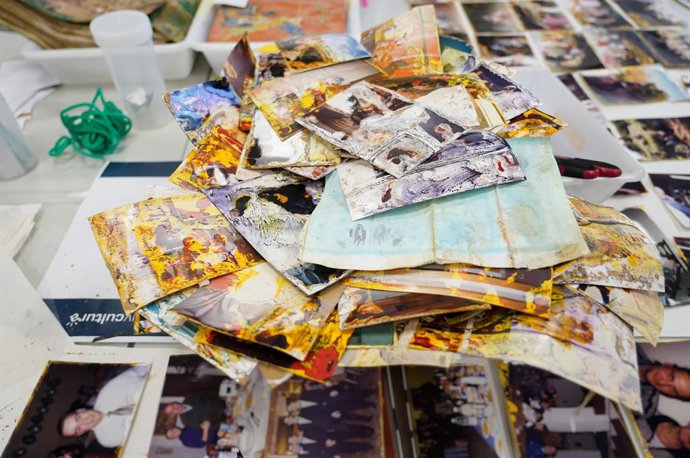 Archivo - Fotografías familiares dañadas por la dana (archivo)