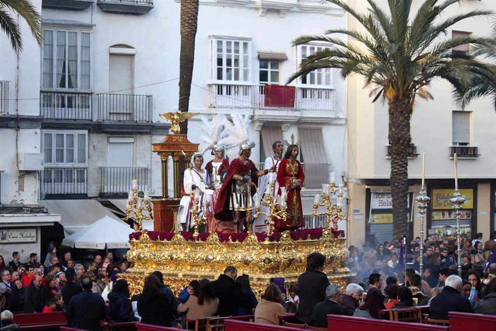 Archivo - Paso de la Cofradía de La Sentencia en la plaza de la Catedral en Cádiz. Imagen de archivo. 