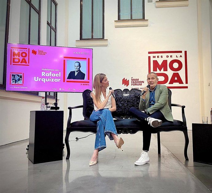 La cita con Rafael Urquizar ha sido un encuentro conducido por Rocío Linares, donde el diseñador ha compartido su experiencia dentro de la industria de la moda, así como su proceso creativo y cómo ha conseguido posicionarse dentro de la moda contemporánea