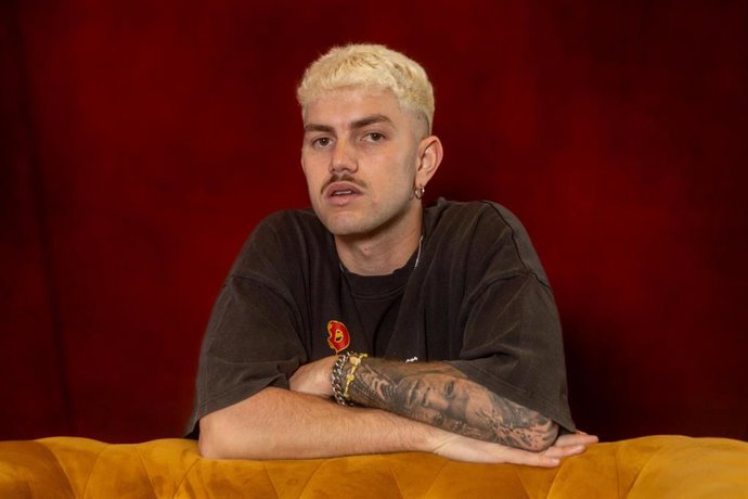 El cantante Marc Seguí posa para Europa Press en la sede de Warner España, a 1 de abril de 2025, en Madrid (España).