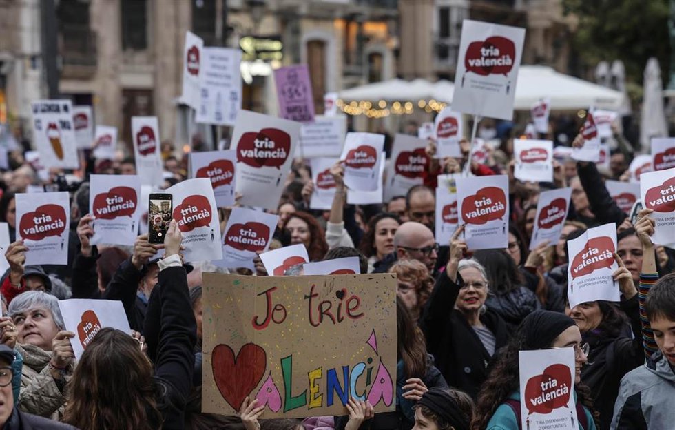 Archivo - Protesta en Valncia para exigir la anulación de la consulta lingüística en la educación valenciana