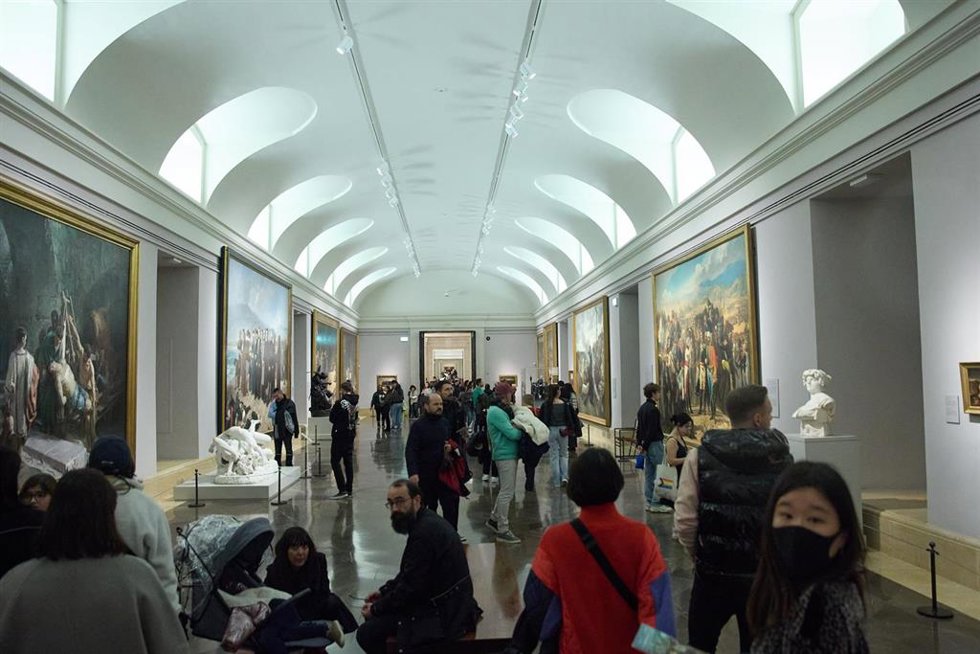 Archivo - Varias personas durante una visita al Museo del Prado de noche, a 2 de marzo de 2024, en Madrid (España). El Museo del Prado, con la colaboración de la Comunidad de Madrid y Samsung, vuelve a abrir de manera gratuita el primer sábado de cada m