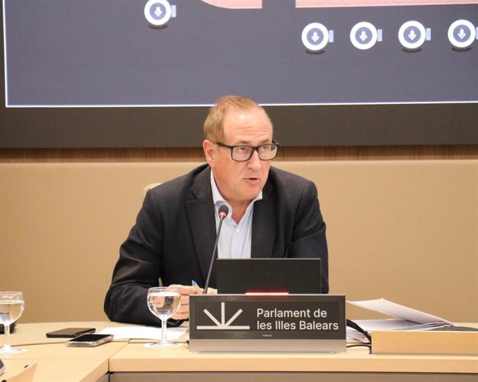 El conseller de Mar y Ciclo del Agua, Juan Manuel Lafuente, en una comparecencia en la Comisión de Ordenación Territorial, Vivienda, Movilidad, Mar y Ciclo del Agua.