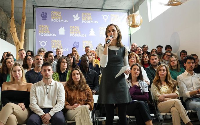 La secretaria general de Podemos, Ione Belarra, acompañada por la Eurodiputada, Irene Montero, presenta la lista al Consejo Ciudadano Estatal con la que concurre, en el Espacio Ecooo, a 31 de marzo de 2025, en Madrid (España). 