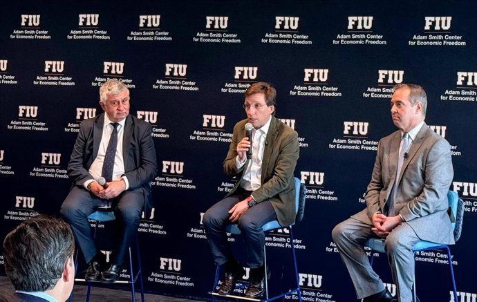 El alcalde de Madrid, José Luis Martínez-Almeida, en un coloquio con estudiantes de la Universidad Internacional de Florida