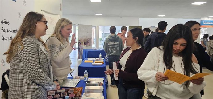 Estudiantes de Bachillerato en uno de los stands de la oferta universitaria de la UCA.