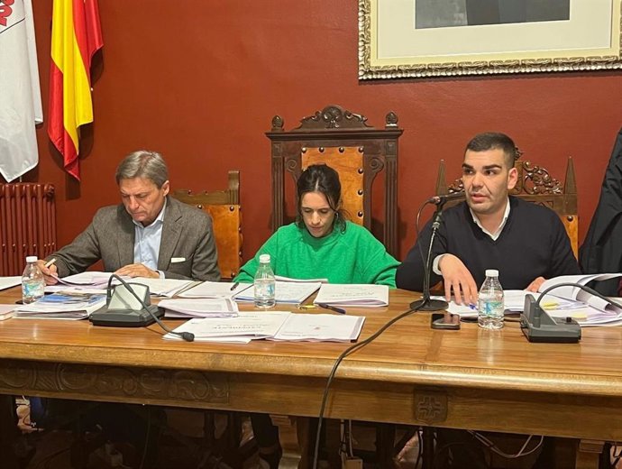 El alcalde, Francisco Javier Núñez, y el concejal, Genaro Galán, en una sesión del Ayuntamiento de Almagro.