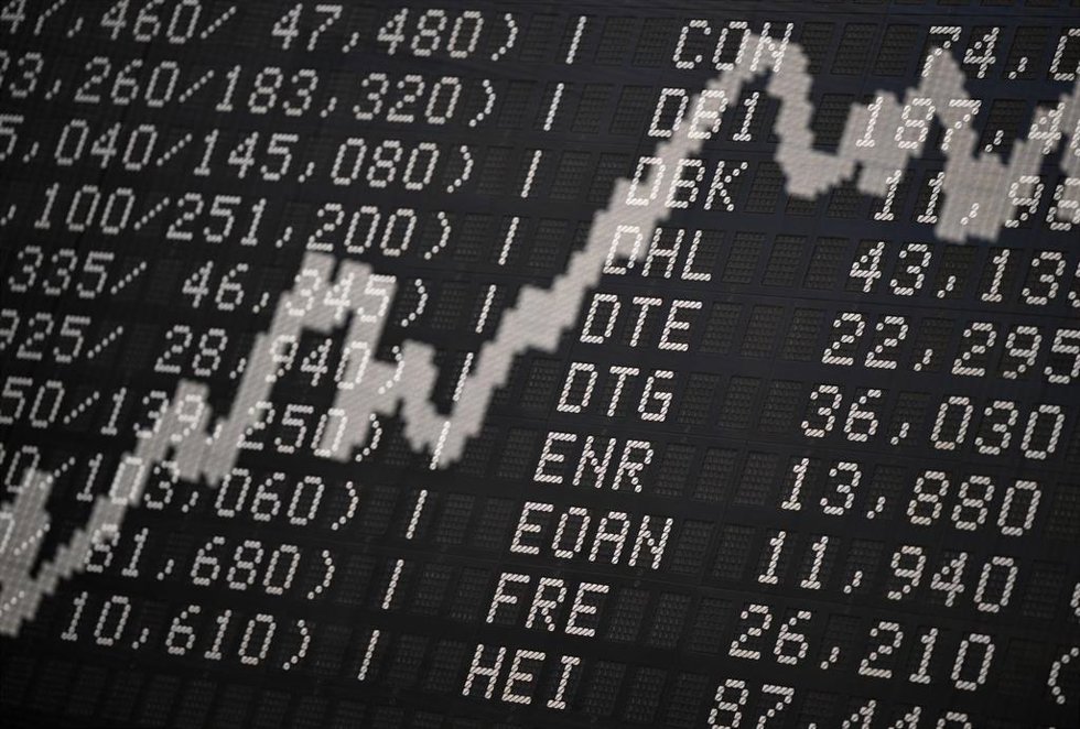Archivo - FILED - 21 February 2024, Hesse, Frankfurt_Main: A display board is shown in the trading hall of the Frankfurt Stock Exchange. 