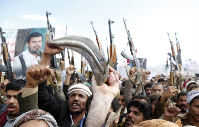 SANAA, 17 de março de 2025 -- Manifestantes participam de uma manifestação em Sanaa, Iêmen, em 17 de março de 2025. Na segunda-feira, dezenas de milhares de pessoas se reuniram em uma grande manifestação em Sanaa, protestando contra os ataques aéreos dos 