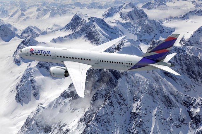 Archivo - Avión de Latam Airlines