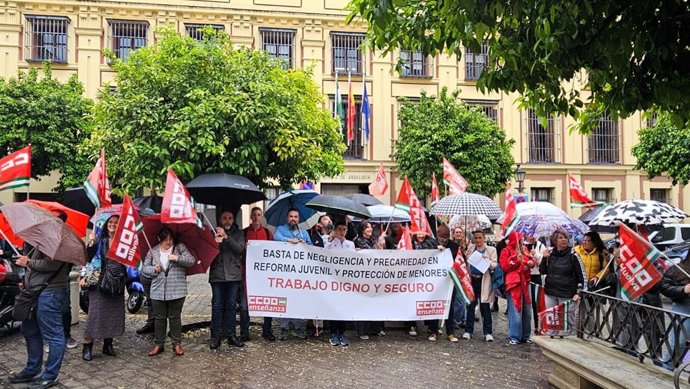 Concentración sindical ante la Junta en demanda de la reforma del sistema de protección de menores